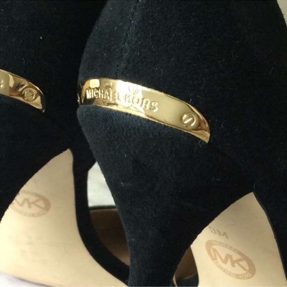 NWOT MICHAEL KORS BLACK SUEDE PUMPS 8.5 - Picture 7 of 9
